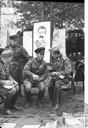Sovieticii se saluta cu nazistii-3